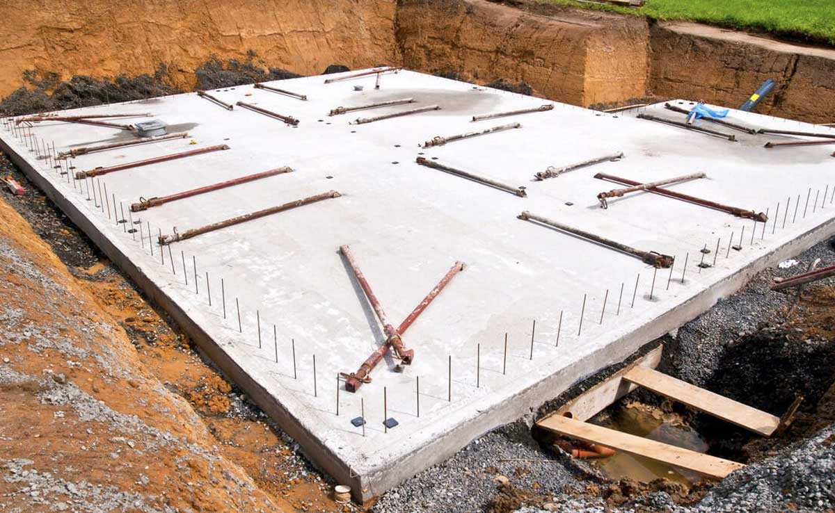 Engenheiro civil realizando cálculo de fundação profunda - Tecsolo